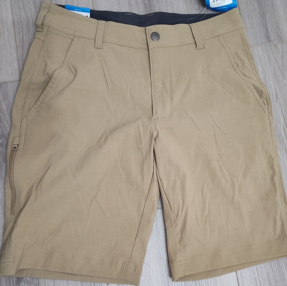Columbia Khaki Shorts - Picture 1 of 3
